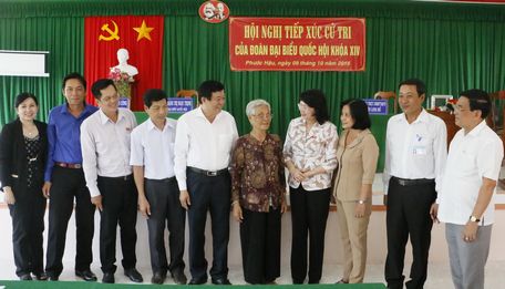 Quyền Chủ tịch nước Đặng Thị Ngọc Thịnh trao đổi với cử tri Long Hồ.