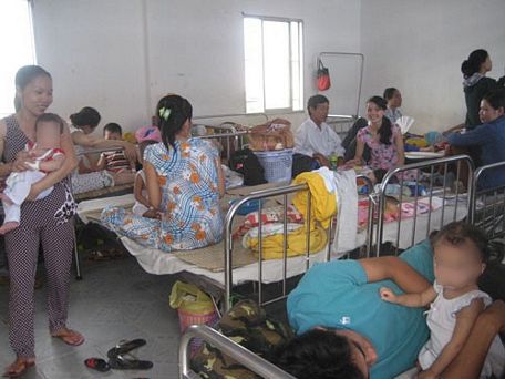  Nhiều bệnh viện quá tải do tình trạng dịch chồng dịch - Ảnh: Nguyễn Thạnh