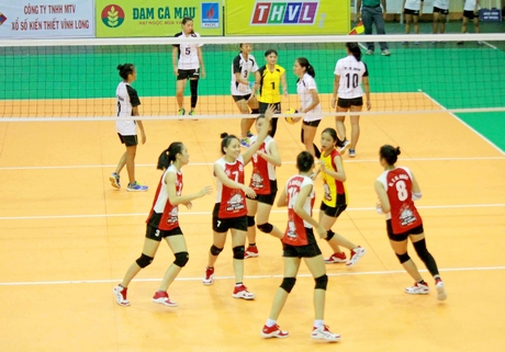Pha tranh bóng trong trận Đức Giang Hà Nội (áo trắng) thắng Hải Dương 3-0.