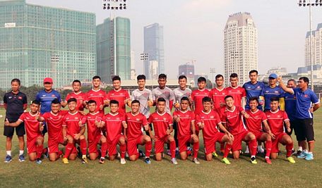 Các tuyển thủ trẻ Việt Nam hào hứng trước giờ ra trận ở giải châu Á. Ảnh: ANH NHẬT