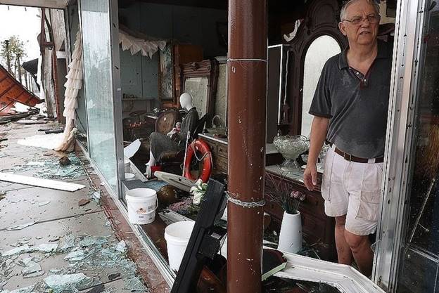 Ông Mike Lindsey đứng tại một cửa hàng ở Panama đã bị tàn phá sau khi bão lướt qua đây.