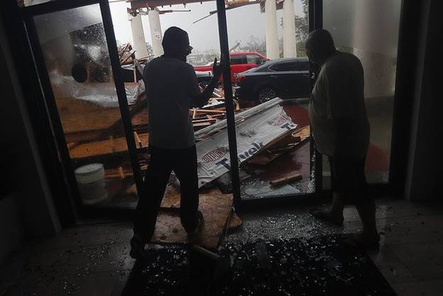  Nhân viên một khách sạn nhìn hậu quả do bão Michael gây ra khi quét thành phố Panama.
