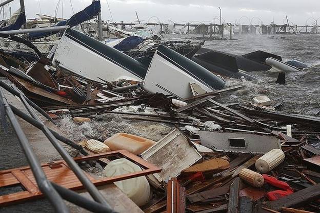 Các mảnh vỡ chất lại ở bến tàu sau khi bão Michael quét qua thành phố Panama.
