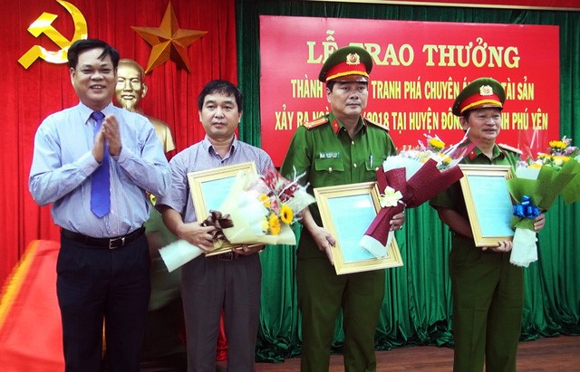 Ông Huỳnh Tấn Việt gửi thư khen và tiền thưởng cho các đơn vị