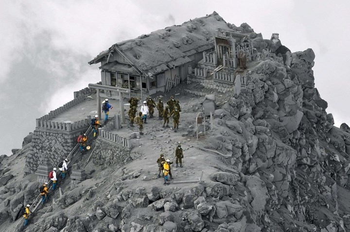 Núi Ontake (Nhật Bản) bị bao phủ trong tro sau một vụ phun trào núi lửa.