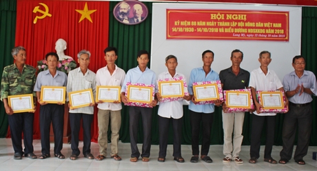 Dịp này, 11 hội viên có thành tích trong phong trào “nông dân sản xuất kinh doanh giỏi” năm 2018 được tặng giấy khen của Hội Nông dân xã.