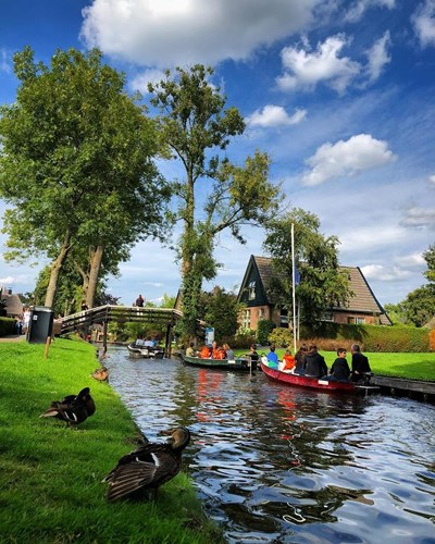 Giethoorn, Hà Lan. “Venice của Hà Lan” là tên gọi mà người dân đặt cho thành phố Giethoorn tại tỉnh Overijssel của xứ sở hoa tulip. Thành phố này có hơn 180 cây cầu bắc qua nhưng người dân ưa sử dụng loại tàu thủy chạy bằng điện và ít gây tiếng ồn.  