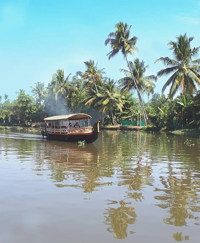 Alleppey, bang Kerala, Ấn Độ. Thành phố Alleppey thuộc bang Kerala, Ấn Độ được mệnh danh là “Venice của phương Đông” bởi hệ thống sông, hồ, kênh, rạch đan xen và rộng lớn dài xấp xỉ 933 dặm. Du khách nên du lịch bằng tàu cao tốc hoặc nhà thuyền bởi diện tích rộng lớn của hồ Vembanad nổi tiếng lên tới 1,263 dặm vuông.    