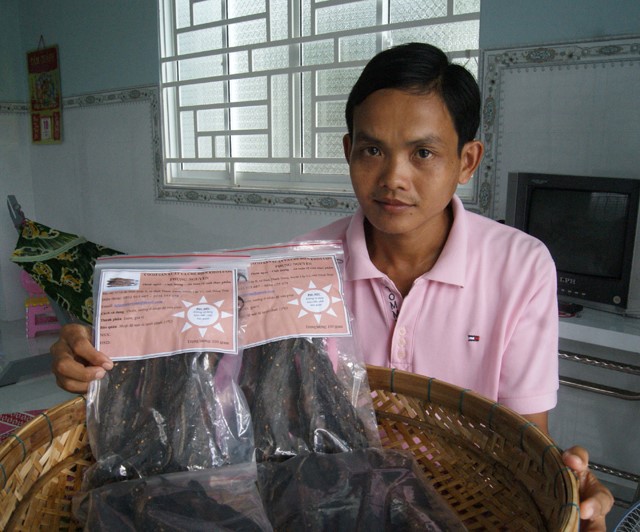 Anh Nguyễn Thành Nguyên bên sản phẩm khô lươn