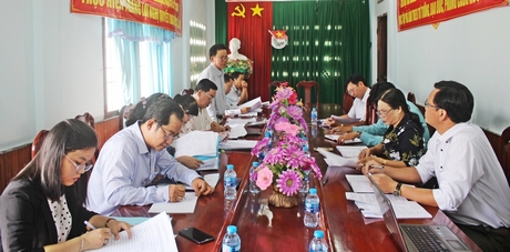 Đoàn giám sát làm việc tại Phòng Tài chính Kế hoạch huyện Tam Bình.