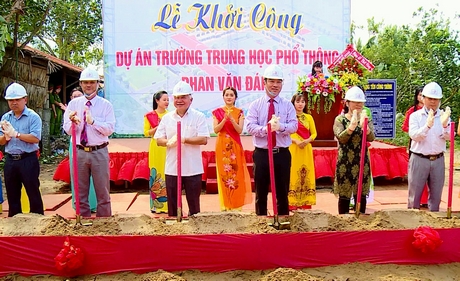 Phó Chủ tịch UBND tỉnh- Lữ Quang Ngời cùng các địa biểu thực hiện nghi thức khởi công dự án.