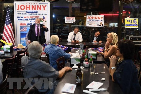 Ứng cử viên Quốc hội của đảng Cộng hòa Johnny Nalbandian phát biểu với những người ủng hộ tại Glendale, California, Mỹ ngày 10/10/2018. (Ảnh: AFP/TTXVN)