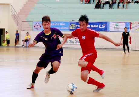 Pha tranh bóng trong trận BH Xuân Thành Đồng Tháp (áo đỏ)- Hoàng FC TP Hồ Chí Minh 0-0.
