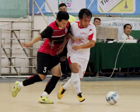 Pha tranh bóng trong trận Bia Sài Gòn Sông Tiền- Zeal Khánh Hòa FC 3-3.