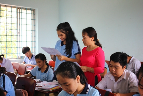 Tham gia BHYT học sinh ở Tam Bình đạt và giữ vững tỷ lệ cao trong nhiều năm qua. Trong ảnh: Thầy trò Trường THPT Trần Đại Nghĩa.