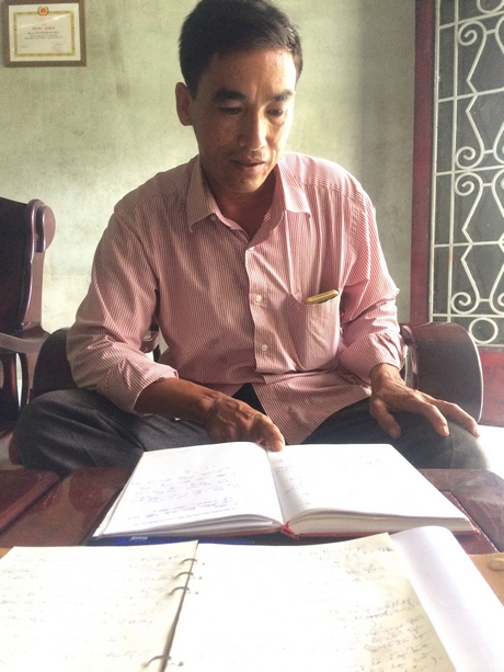 Trưởng Ban công tác Mặt trận ấp Phú Hữu Đông Nguyễn Hoàng Duy xem lại nhiệm vụ công tác mặt trận ở địa bàn, trong đó có nhiệm vụ chính trị quan trọng là vận động BHYT.