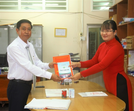 Đại diện Phòng Đăng ký kinh doanh (Sở Kế hoạch- Đầu tư) trao giấy chứng nhận đăng ký doanh nghiệp và thư cảm ơn của UBND tỉnh cho ông Huỳnh Ngọc Có- Giám đốc Công ty TNHH Xăng dầu Nhật Thành mới thành lập.Ảnh: TRẦN PHƯỚC
