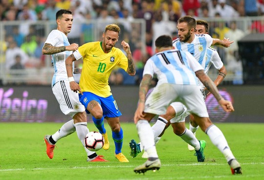 Neymar xông xáo giữa hàng thủ Argentina