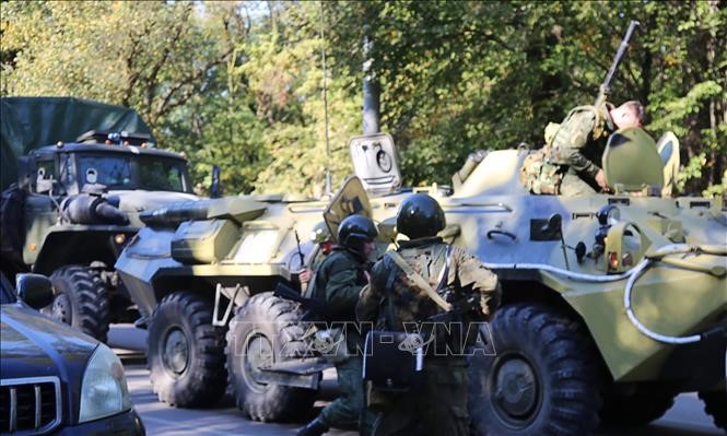 Lực lượng an ninh phong tỏa hiện trường vụ nổ tại Trường cao đẳng khu vực Kerch, phía Đông Bán đảo Crimea ngày 17/10/2018. Ảnh: TASS/TTXVN
