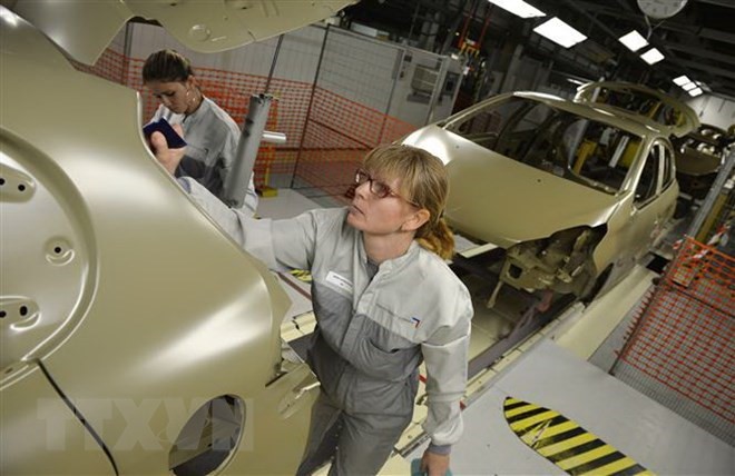 Nữ công nhân làm việc tại một nhà máy sản xuất ôtô. (Nguồn: AFP/TTXVN)