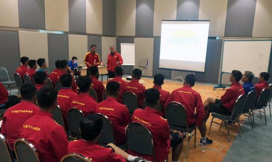 Ban huấn luyện U19 Việt Nam họp kỹ thuật toàn đội