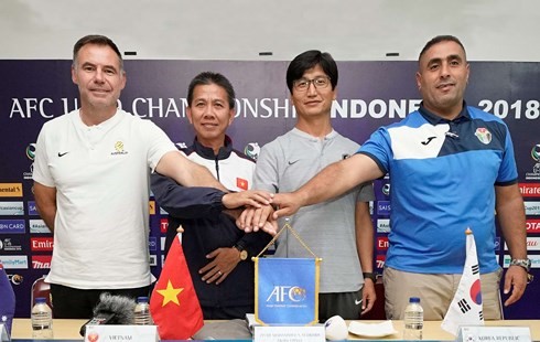 HLV Hoàng Anh Tuấn trong cuộc họp báo trước trận ra quân ở VCK U19 châu Á 2018. (Ảnh: VFF)