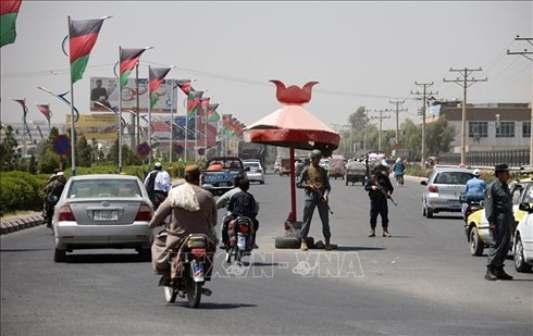 Cảnh sát Afghanistan gác tại một điểm kiểm soát ở Kandahar. (Ảnh: AFP/TTXVN)