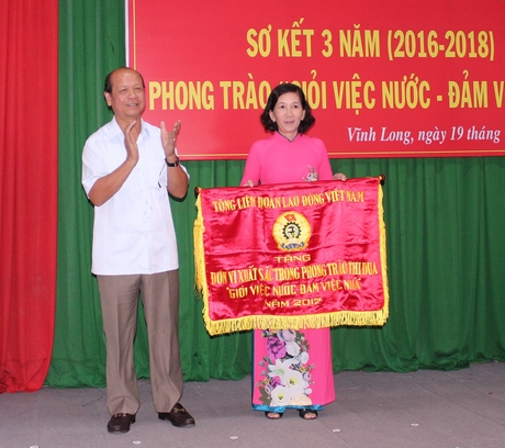 Phó Bí thư Thường trực Tỉnh ủy- Trương Văn Sáu trao cờ Tổng Liên đoàn lao động Việt Nam cho LĐLĐ TX Bình Minh