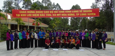 Đoàn chụp ảnh lưu niệm tại Khu tưởng niệm Nguyên Chủ tịch nước- Tôn Đức Thắng.