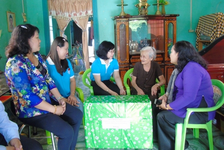  Đoàn đến thăm và tặng quà Mẹ Việt Nam anh hùng tại xã An Phú (Tịnh Biên)