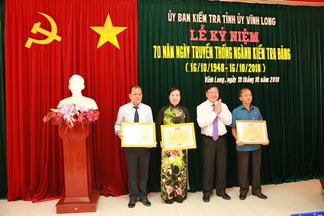 Bí thư Tỉnh ủy- Trần Văn Rón trao bằng khen của Ủy ban Kiểm tra Trung ương cho các cá nhân có thành tích xuất sắc.