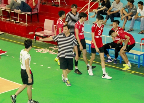 HLV Tống Phát Đạt (bìa trái) chỉ đạo các cầu thủ XSKT Vĩnh Long trong trận gặp Sanest Khánh Hòa.