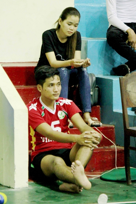 Chủ công Nguyễn Thanh Kha (XSKT Vĩnh Long) ngồi buồn sau khi bị chấn thương trong trận gặp Sanest Khánh Hòa.