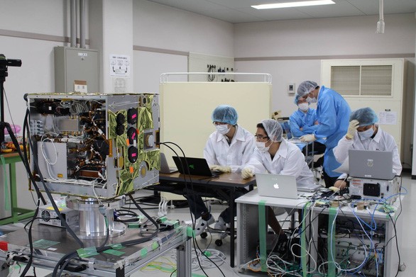 Các cán bộ kỹ thuật của VNSC nghiên cứu chế tạo vệ tinh MicroDragon tại Nhật Bản - Ảnh: VNSC