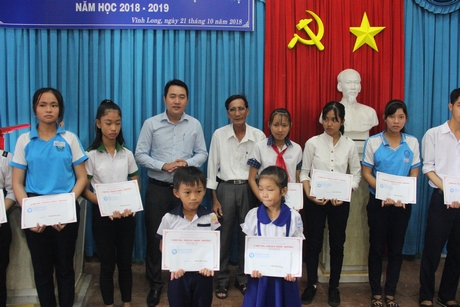 Các em học sinh được nhận học bổng “Quỹ Hạt giống Việt”.