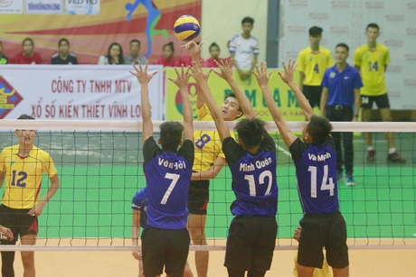 Pha tranh bóng trong trận chung kết giữa Biên Phòng (áo xanh) thắng TP Hồ Chí Minh 3-1.