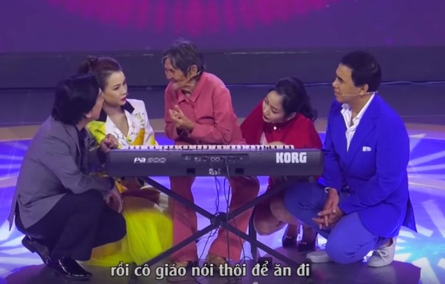 Bà Xuân đàn, hát trên sân khấu.