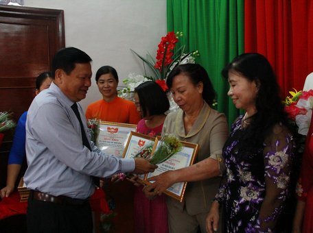 Ông Lê Quang Đạo- Ủy viên Thường vụ Tỉnh ủy, Chủ tịch Ủy ban MTTQ Việt Nam tỉnh Vĩnh Long trao bằng khen cho các nữ  trưởng, phó trưởng ban công tác mặt trận tiêu biểu giai đoạn 2016- 2018.