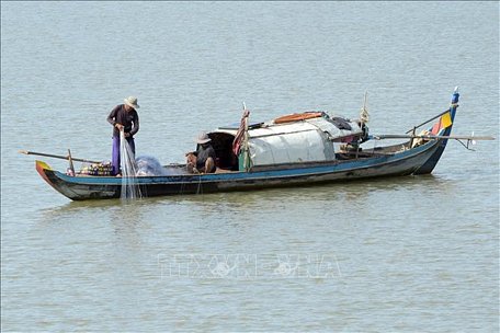 Ngư dân đánh bắt cá trên sông Mekong chảy qua tỉnh Kandal, Campuchia. Ảnh: AFP/TTXVN