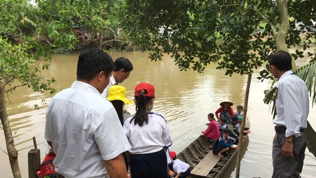 Để đảm bảo an toàn cho học sinh, ban giám hiệu nhà trường đã cử giáo viên thường xuyên túc trực theo dõi học sinh mỗi khi qua sông.