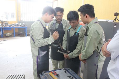 Học sinh học nghề hàn tại trường trung cấp giao thông công chính Hà Nội