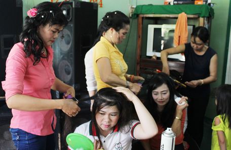 Lớp học nghề trang điểm ở Tam Bình.