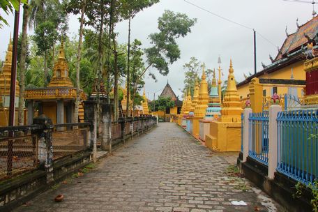 Hướng nhìn từ cổng chính vào khuôn viên chùa Xà Tón.
