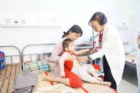 Trẻ em điều trị bệnh TCM tại Bệnh viện đa khoa tỉnh.