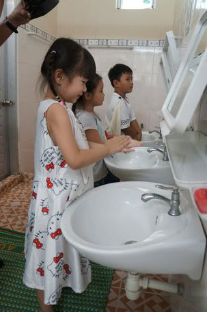 Để phòng ngừa TCM, cha mẹ cần rửa tay cho trẻ bằng xà phòng  trước khi ăn, sau khi đi vệ sinh. 