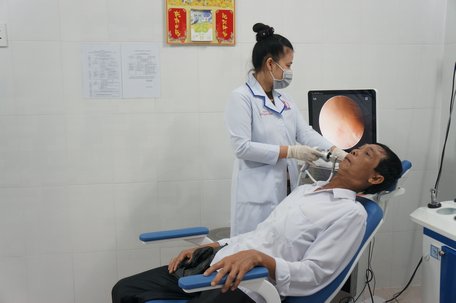 Bệnh nhân Nguyễn Văn Tám được bác sĩ nội soi kiểm tra Tai Mũi Họng.