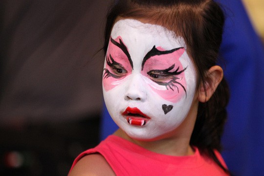 Một bé gái được hóa trang vui chơi đêm Halloween ở phố Bùi Viện.