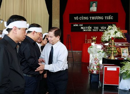 Nguyên Chủ tịch nước Nguyễn Minh Triết chia buồn với gia quyến nhà báo Nguyễn Thị Vân. Ảnh: DŨNG PHƯƠNG