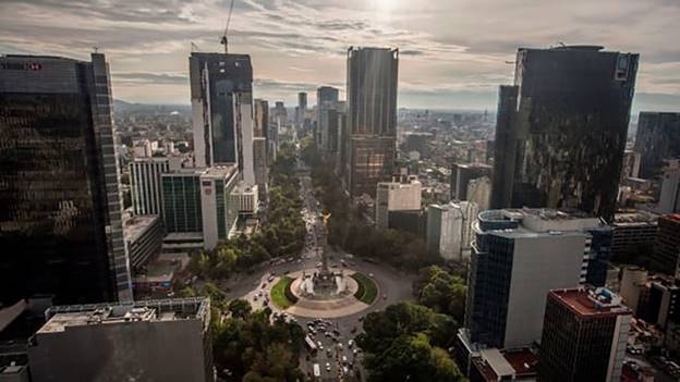 Mexico City, Mexico: Đây cũng là thành phố lớn nhất châu Mỹ và lớn thứ 3 trên thế giới xét về quy mô dân số. Du khách quan tâm tới nét kiến trúc độc đáo, tới nền ẩm thực phong phú, văn hóa lâu đời tất cả đều có ở đây.
