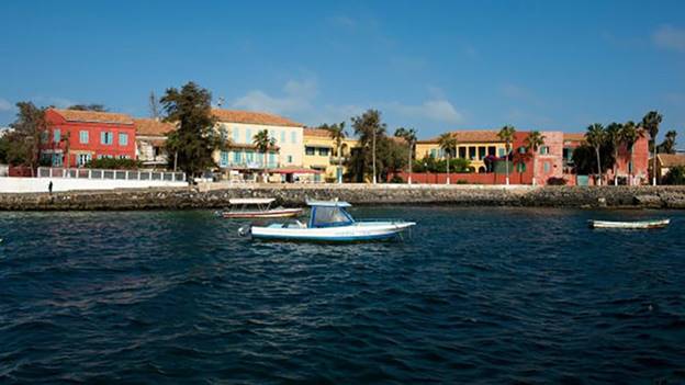 Dakar, Senegal: Dakar là thành phố thủ đô của Senagal, nằm trên một bán đảo nhô ra biển Đại Tây Dương, đồng nghĩa các du khách thấy biển ở cả 4 bốn phía.